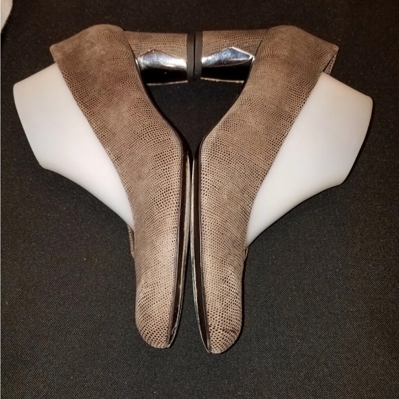 “DONATED” Stuart Weitzman, Brown Suede Reptile Embossed Slip-on Pumps, Sz 10M - Picture 9 of 13